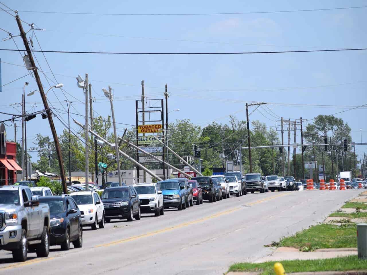Severe weather that resulted in downed power lines that left thousands in north arkansas without power, including in rogers where broken traffic signals caused traffic to back up along walnut street