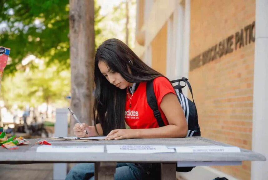 Makayla ortega, 19, a student at university of texas at arlington, registers to vote at the uta campus on sept. 10, 2024.