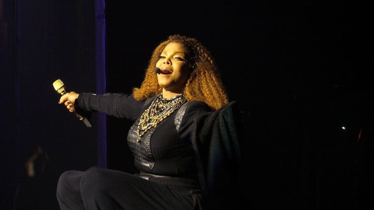 Janet jackson performing on stage in honolulu, 2015