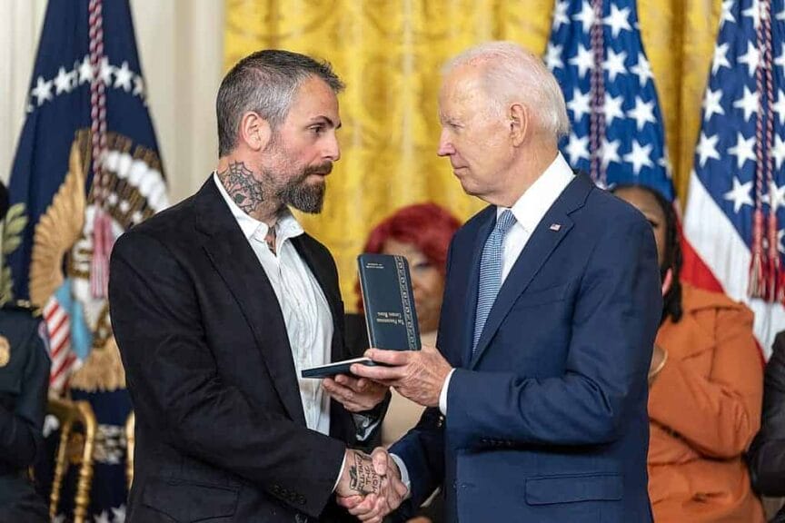 Officer-michael-fanone-biden Officer michael fanone receives an award from president joe biden