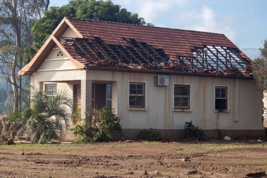 A roof destroyed by a storm in the taquari valley