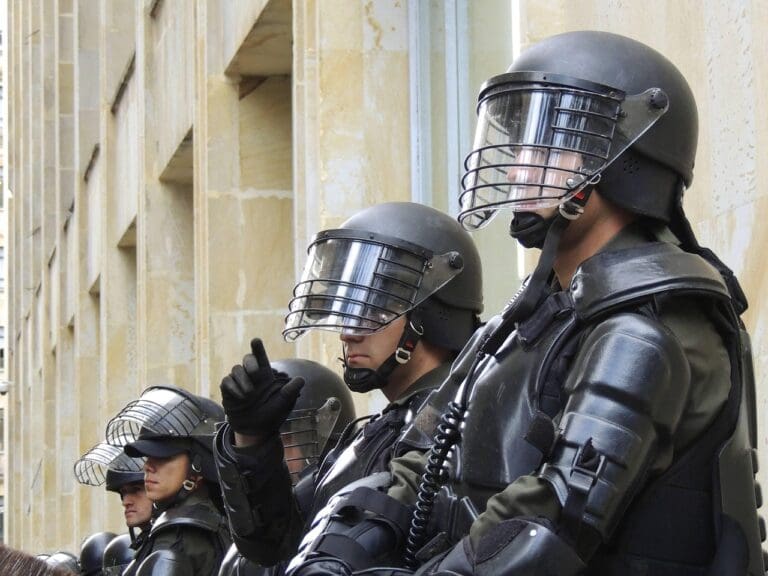 Line of officers in a line protecting a federal building
